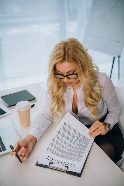 Vista aérea de sexy mujer de negocios leyendo contrato de trabajo - foto de stock