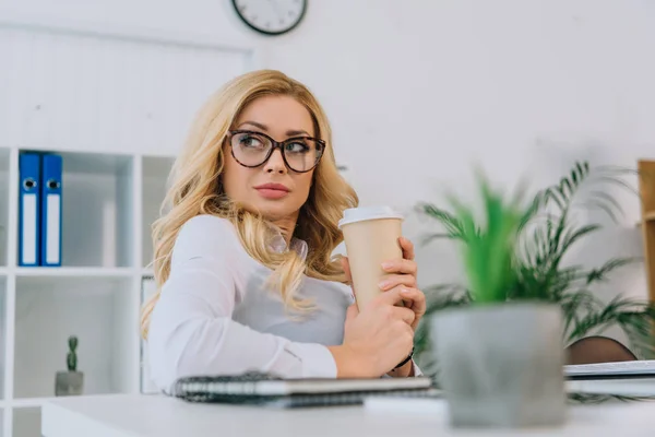 Спокуслива бізнес-леді тримає каву в паперовій чашці — стокове фото
