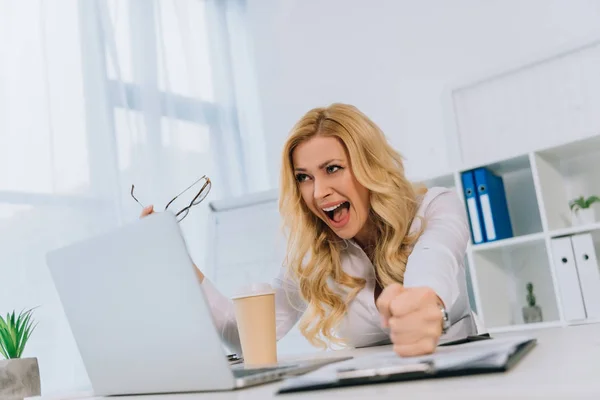 Femme d'affaires crier tout en travaillant avec ordinateur portable — Photo de stock