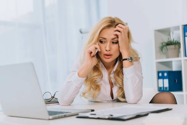 Femme d'affaires fatiguée parler par smartphone au bureau — Photo de stock