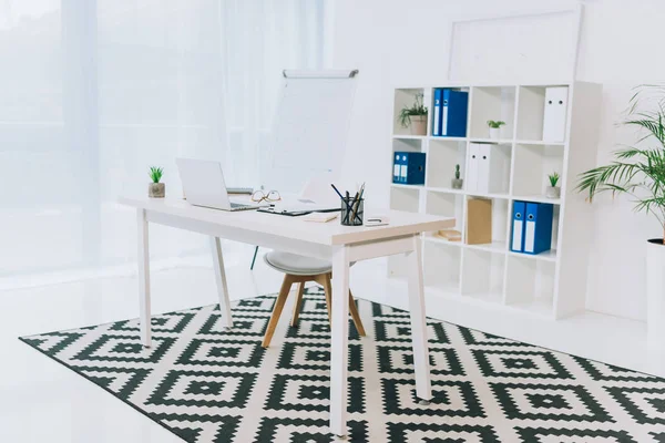 Oficina con silla blanca de madera y mesa - foto de stock