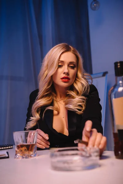 Sexy attrayant blonde femme tenant cigare dans la main — Photo de stock