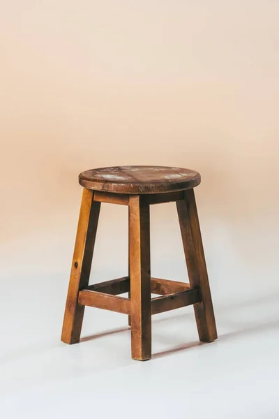 Вид на старомодный деревянный стул — стоковое фото