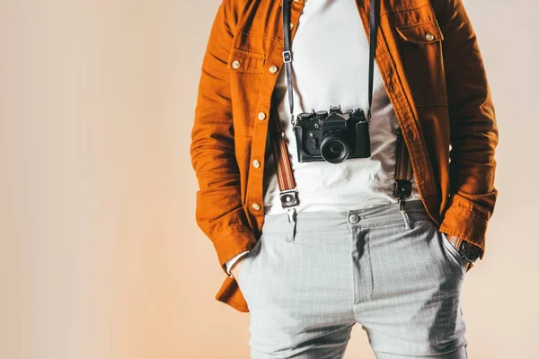 Visão parcial do homem em roupas da moda com câmera fotográfica isolada no bege — Fotografia de Stock