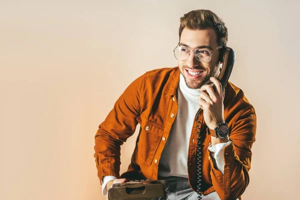 Retrato de hombre alegre hablando por teléfono aislado en beige - foto de stock