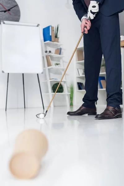 Обрезанный снимок бизнесмена, играющего в гольф в офисе — стоковое фото