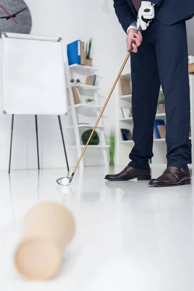 Recortado tiro de hombre de negocios jugando al golf en la oficina - foto de stock