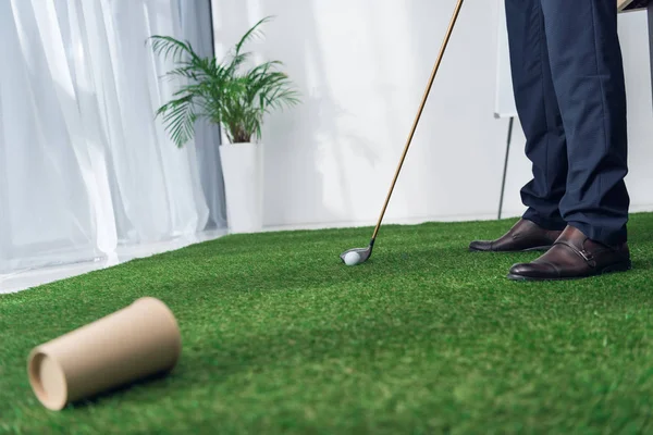 Vista parcial del hombre de negocios jugando al golf en la oficina - foto de stock