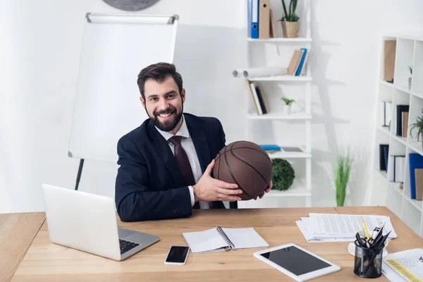 Porträt eines jungen Geschäftsmannes mit Basketballball am Arbeitsplatz im Büro — Stockfoto