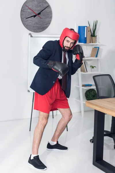 Giovane uomo d'affari in attrezzature da boxe e giacca vestito in ufficio — Foto stock