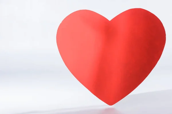 Semplice segno del cuore rosso su bianco — Foto stock