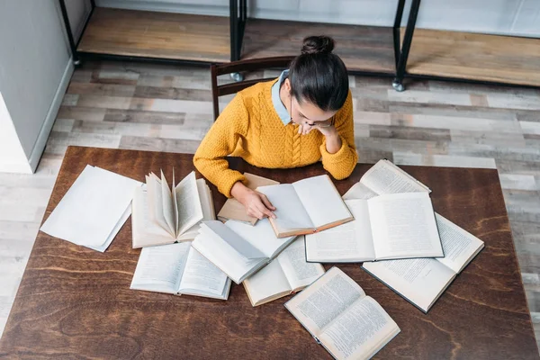 Vue grand angle de la jeune étudiante se préparant à l'examen à la bibliothèque — Photo de stock