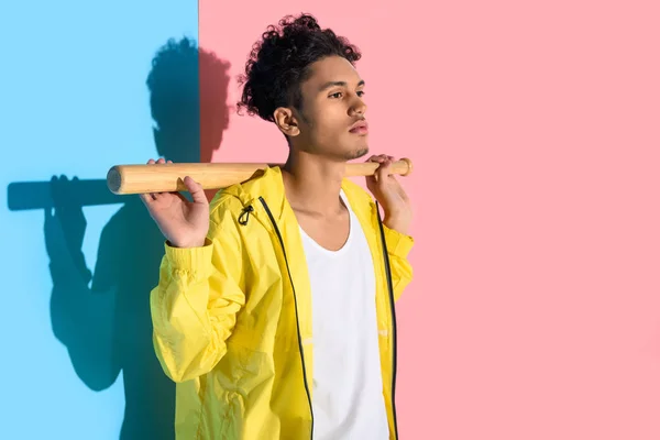 Jeune homme afro-américain brillant avec batte de baseball — Photo de stock