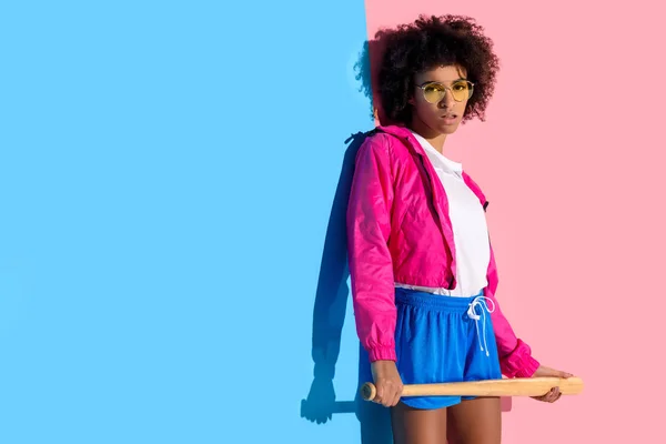 Jovem menina americana africana brilhante segurando bastão de beisebol — Fotografia de Stock