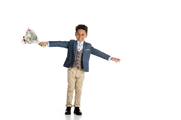 Щасливий афроамериканський хлопчик, що стоїть з букетом і відкритими руками на білому — стокове фото