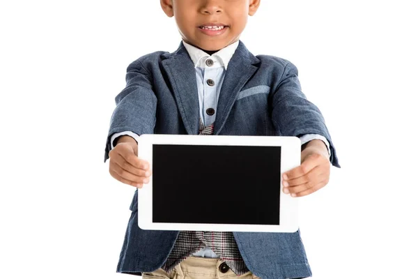 Imagen recortada de niño afroamericano mostrando tableta aislada en blanco - foto de stock