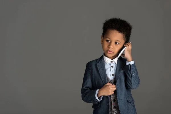 Entzückende afrikanisch-amerikanische Kind spricht per Smartphone isoliert auf grau — Stockfoto