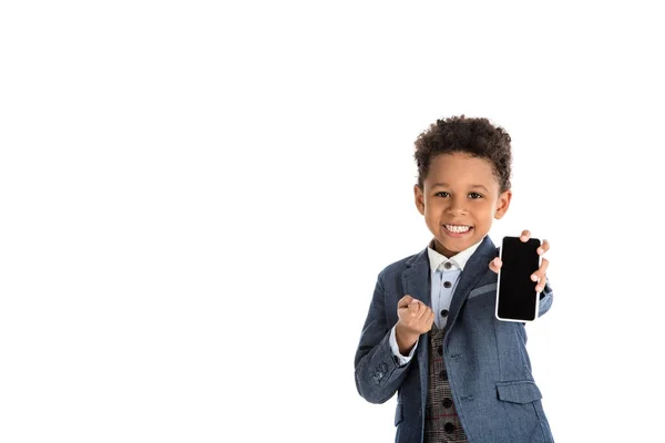 Sorrindo criança americana africana mostrando smartphone isolado no branco — Fotografia de Stock