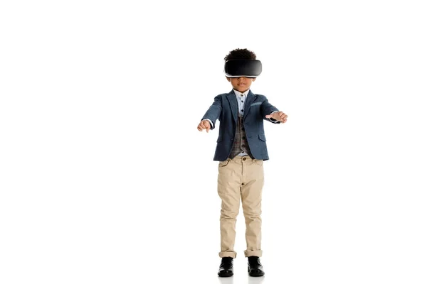 Afroamericano chico usando vr auricular aislado en blanco - foto de stock