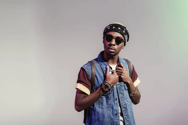 Portrait of stylish young african american man in sunglasses posing isolated on grey — Stock Photo