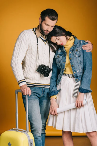 Pareja cansada de turistas con bolsa de viaje en amarillo - foto de stock