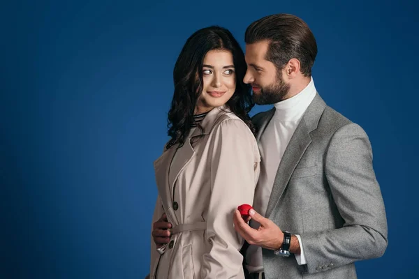 Namorado fazendo proposta para namorada isolado no azul — Fotografia de Stock