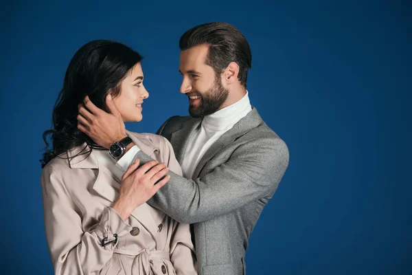 Fidanzato abbracciare fidanzata e si guardano l'un l'altro isolato su blu — Foto stock