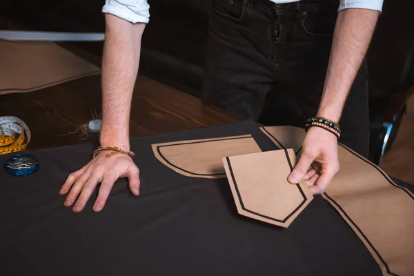 Tiro recortado de designer de moda masculina trabalhando com padrões de costura e tecido — Fotografia de Stock