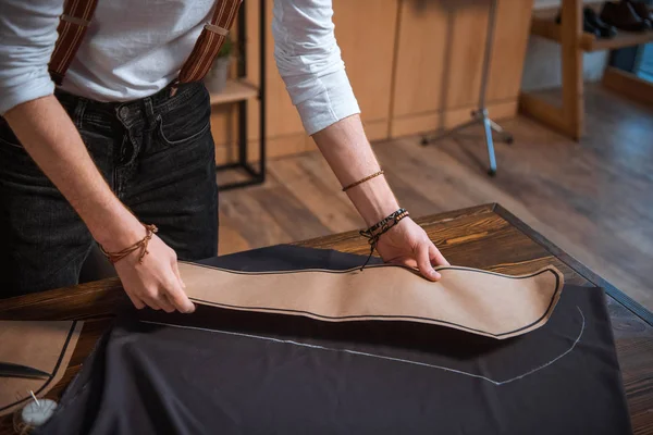 Plan recadré de créateur de mode masculin travaillant avec des motifs de couture et de tissu — Photo de stock