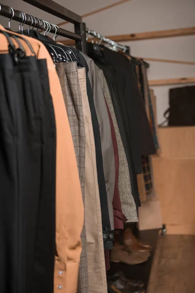 Стильная мужская одежда на вешалке в бутике — стоковое фото