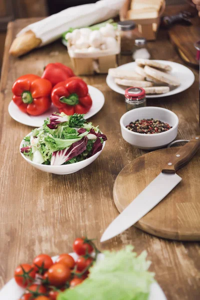 Legumes deliciosos maduros na mesa na cozinha — Fotografia de Stock