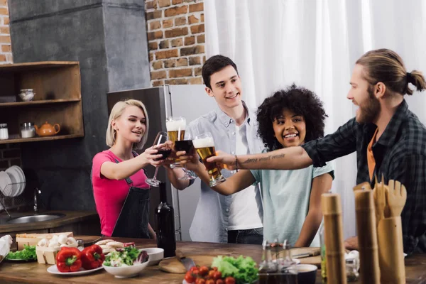 Amigos multiétnicos clinking com copos de vinho e cerveja — Fotografia de Stock