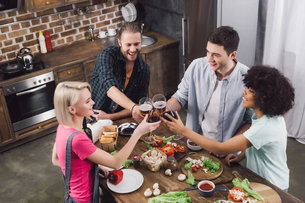 Blick von oben auf Freunde, die mit Gläsern alkoholischer Getränke klirren — Stockfoto