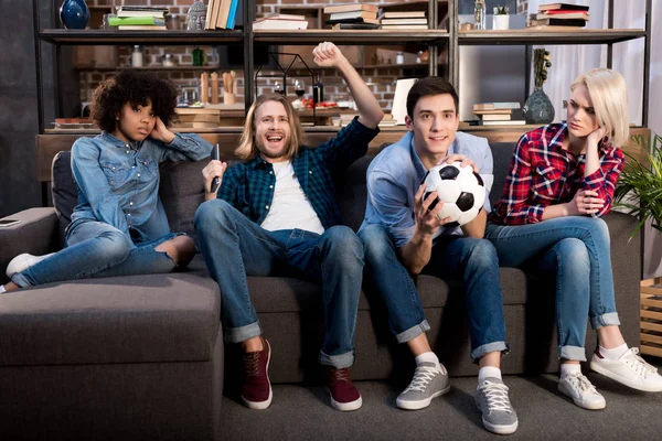 Homens assistindo futebol e meninas multiculturais sentado chateado — Fotografia de Stock