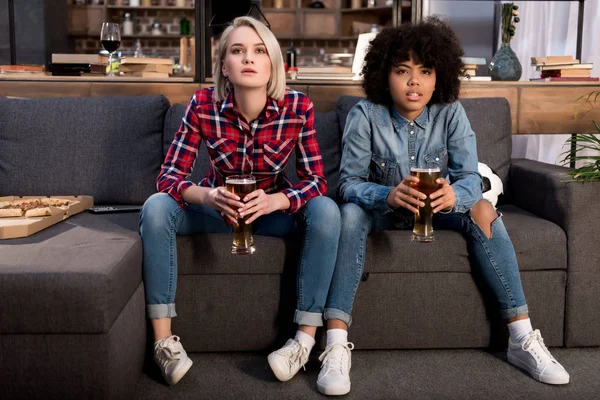 Meninas multiculturais assistindo futebol na tv com cerveja — Fotografia de Stock