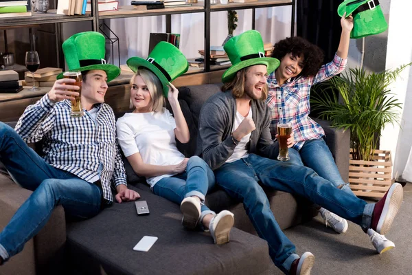 Amigos multiétnicos felizes celebrando dia santo patrick em casa — Fotografia de Stock