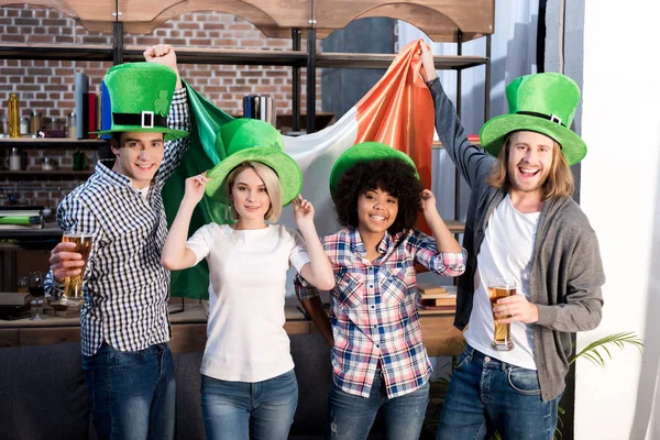 Amici multietnici che celebrano il santo patrick day a casa — Foto stock