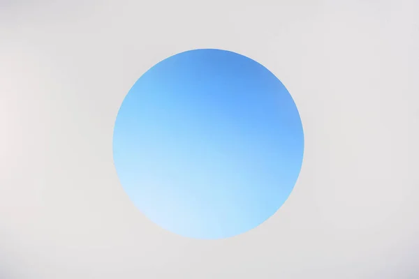 Кругла синя діра з простором для копіювання на сірому — стокове фото