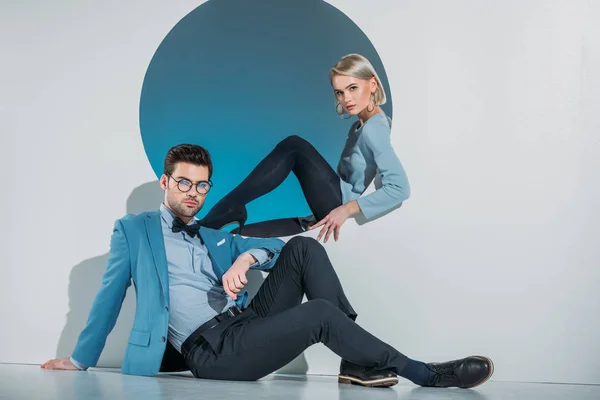 Hermosa pareja joven con estilo mirando a la cámara en el estudio - foto de stock