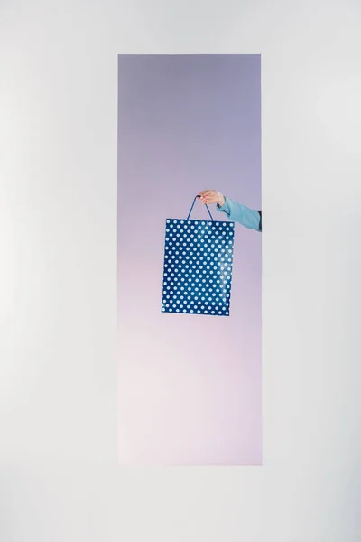 Schnappschuss von weiblicher Hand mit Einkaufstasche in Öffnung auf grau — Stockfoto