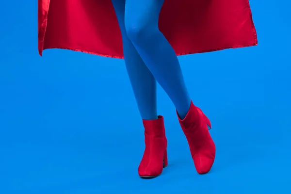 Частичный вид женщины в костюме супергероя, изолированном на голубом — стоковое фото