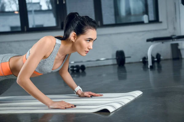 Young sporty woman at gym — Stock Photo