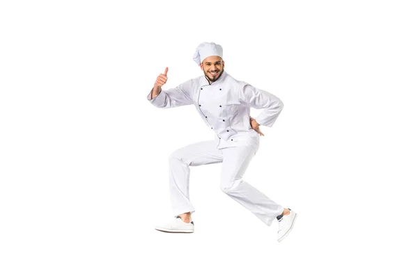 Feliz chef masculino mostrando el pulgar hacia arriba y sonriendo a la cámara aislada en blanco - foto de stock