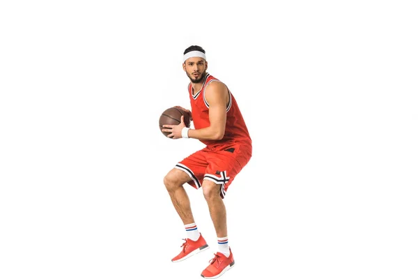 Joven deportista jugando baloncesto aislado en blanco - foto de stock