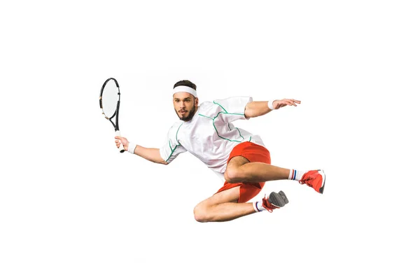 Joven deportista jugando tenis en salto aislado en blanco - foto de stock