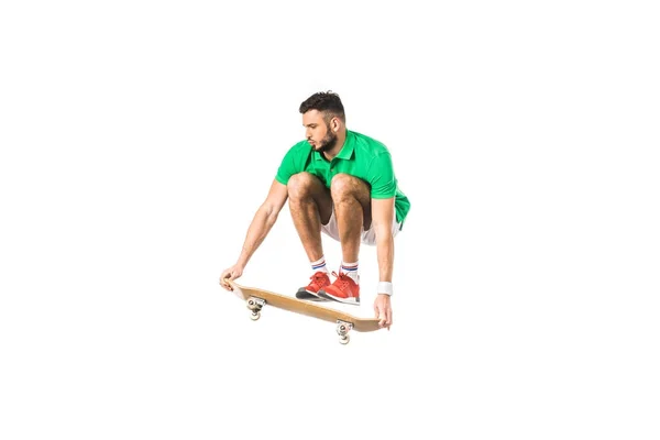 Jovem bonito pulando com skate isolado no branco — Fotografia de Stock