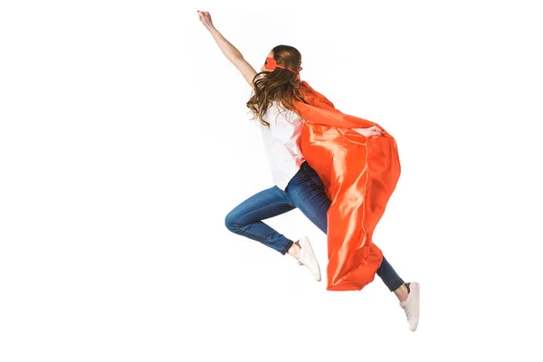 Mujer joven con capa roja y máscara volando aislado en blanco - foto de stock