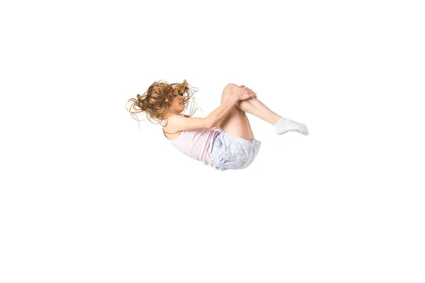 Vista laterale della giovane donna che cade isolata sul bianco — Foto stock