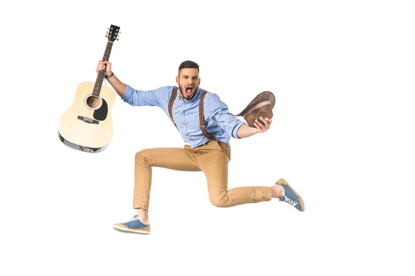 Eccitato giovane musicista con chitarra e cappello urlando alla telecamera isolato su bianco — Foto stock