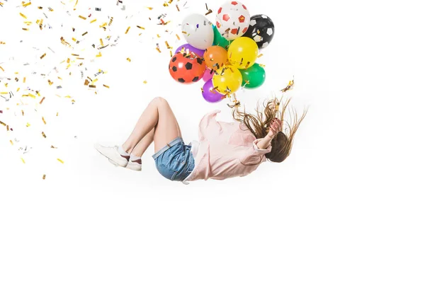 Дівчина з різнокольоровими повітряними кулями і блискучою конфетті падає ізольовано на білому — стокове фото